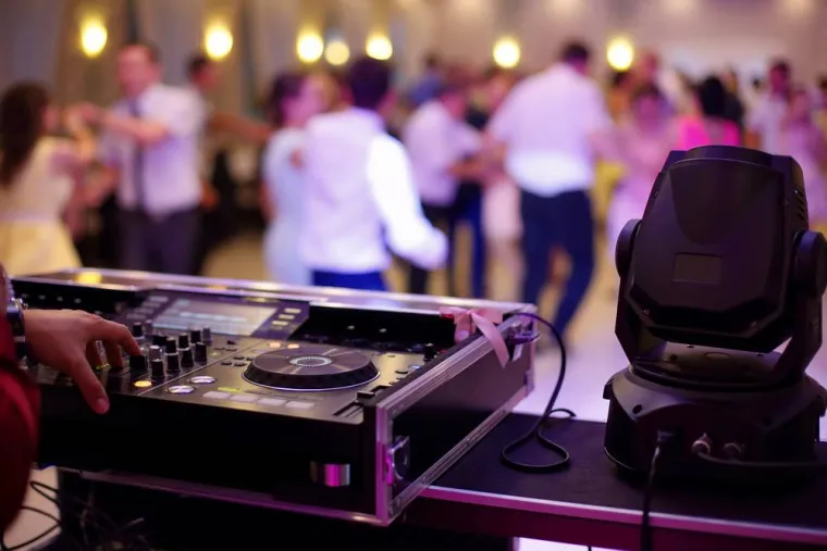 Prestation de DJ pour mariage à Bastia, Bastia, Corsica Loc’Événements